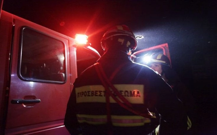 Τραγωδία στη Σαλαμίνα: Νεκρή 57χρονη από έκρηξη και πυρκαγιά σε διώροφο κτίριο